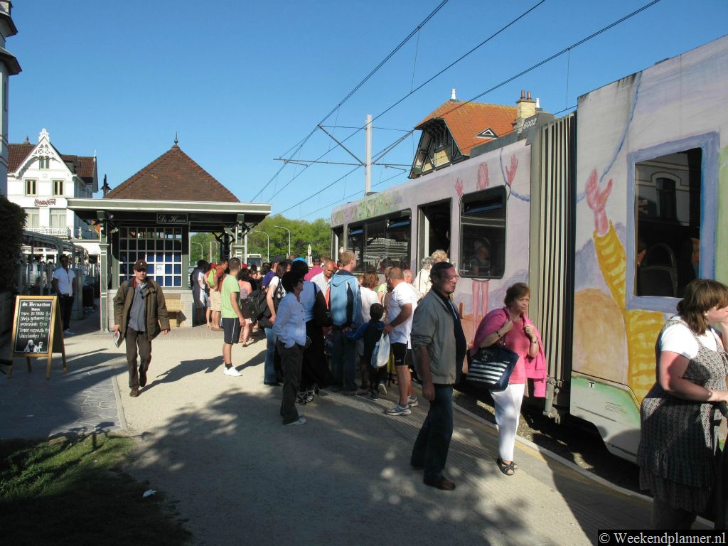 De kusttram rijdt van Knokke naar de badplaats De Panne. De tram doet iedere badplaats aan de Belgische kust aan. Dus ook De Haan. Er gaat iedere tien minuten een tram. Tips: Met de kusttram langs de badplaatsen van België.